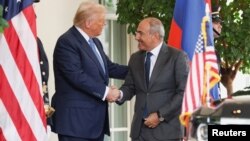 ԱՄՆ նախագահ Դոնալդ Թրամփը Սպիտակ տանը դիմավորում է Հայաստանի վարչապետ Նիկոլ Փաշինյանին, Վաշինգտոն, 8-ը օգոստոսի, 2025թ. 