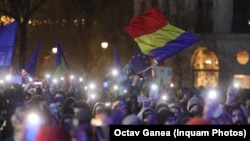 Aseară a avut loc un miting pro-UE la București, la care au participat mii de persoane. România se îndreaptă înspre o alegere prezidențială despre care încă rămân multe întrebări fără răspuns.