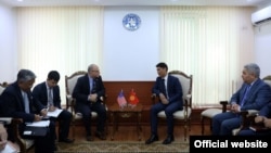 Жонатан Хеник менен тышкы иштер министри Чыңгыз Айдарбековдун жолугушуусу. 