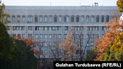 Президенттик администрация менен Жогорку Кеңештин имараты.