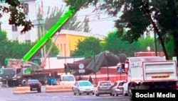 Кадър от социалните мрежи показва демонтирането на паметника на Ленин в Ош през юни 2025 г.