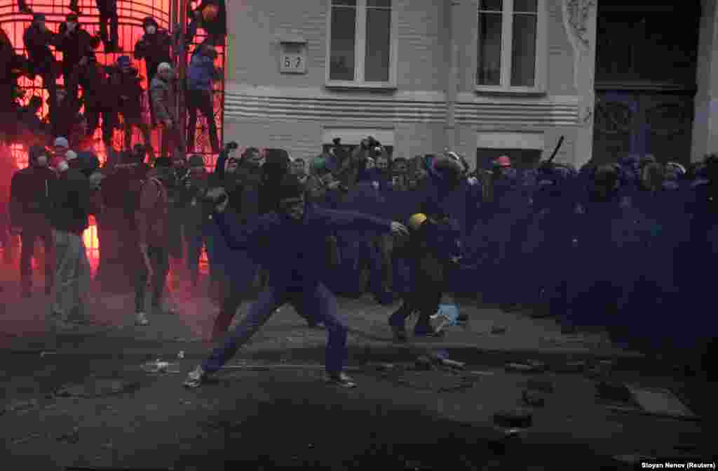 Demonstranti razbijaju kordon blizu Ureda predsednika u Kijevu