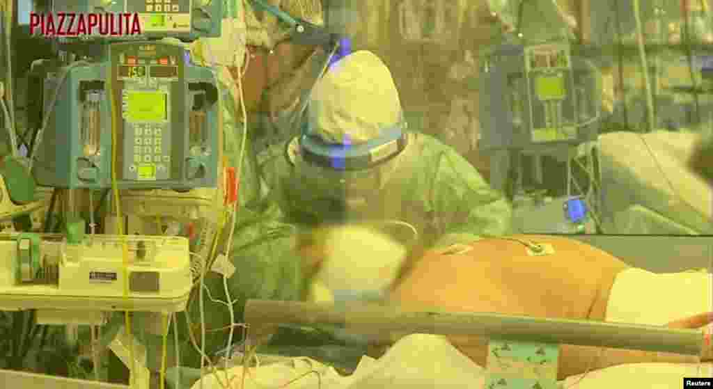 В Італії понад дев'ять тисяч хворих. Майже 500 померли. Це найгірший показник в Європі. Фото: медичний персонал у захисних костюмах лікує хворих на коронавірус у відділенні інтенсивної терапії в лікарні Кремона на півночі Італії