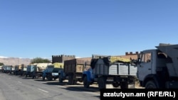 Խաղողով բեռնված մեքենաների հերթը Պռոշյանի գինու գործարանի մոտ, 14-ը հոկտեմբերի, 2025թ.