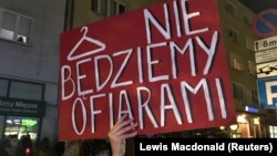 «Не будемо жертвами», – написано на плакаті демонстрантки в місті Ґдині, де, як і в низці інших міст Польщі, відбулися протести проти рішення Конституційного суду країни щодо абортів, 23 жовтня 2020 року
