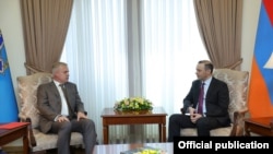 Генсек ОДКБ Станислав Зась (слева) и и. о. главы МИД Армении Армен Григорня