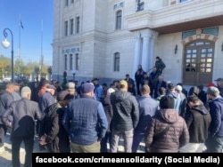 Група кримськотатарських активістів біля будівлі підконтрольного Росії Духовного управління мусульман Криму намагається домогтися реакції на арешт своїх співвітчизниць, звинувачених ФСБ у тероризмі, жовтень 2025 року