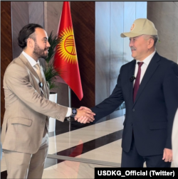 USDKG долбоорунун кеңешчи тобунун башчысы Уильям Кэмпбелл жана Кыргызстандын Министрлер кабинетинин төрагасы Адылбек Касымалиев.