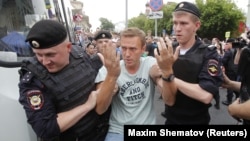 Алексей Навални по време на един от арестите. Снимката е архивна.