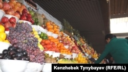 Ряды с овощами и фруктами на «Зеленом базаре» в Алматы. 