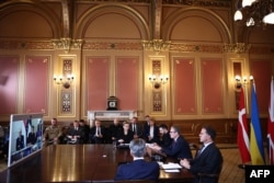 Прем'єр-міністр Великої Британії разом з президентом України, генсекретарем НАТО, прем'єркою Данії та прем'єром Нідерландів перед екраном. Засідання Коаліції охочих у гібридному форматі. Лондон, Велика Британія, 24 жовтня 2025 року