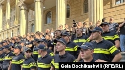 პოლიციელები თბილისის საქალაქო სასამართლოსთან