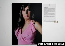 Aleksandra Gavrilović je rođena u selu Moravci pokraj Ljiga 1974. godine. Kako u opisu izložbe stoji "vernica je i voli za sebe da kaže da je jedina žena koja je ikada posetila Svetu Goru, Hilandar 1997. godine".