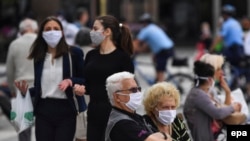Луѓе со заштитни маски во Скопје поради пандемијата со Ковид-19