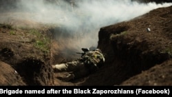  Войник лежи в окоп близо до Вугледар, Донецка област, Украйна. 