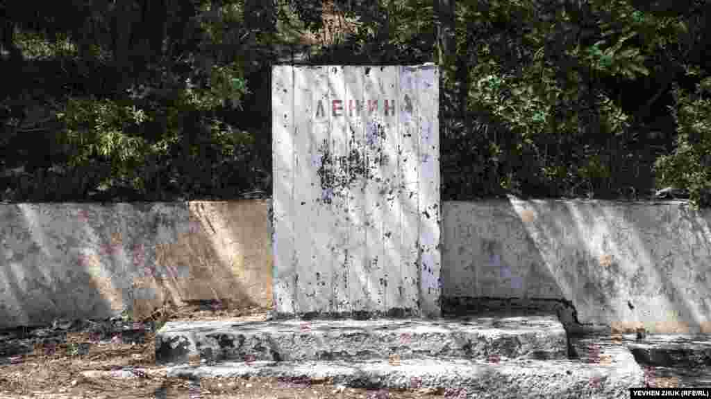 Біля казарми зберігся постамент із написом &laquo;Ленін&raquo;, самого пам'ятника немає