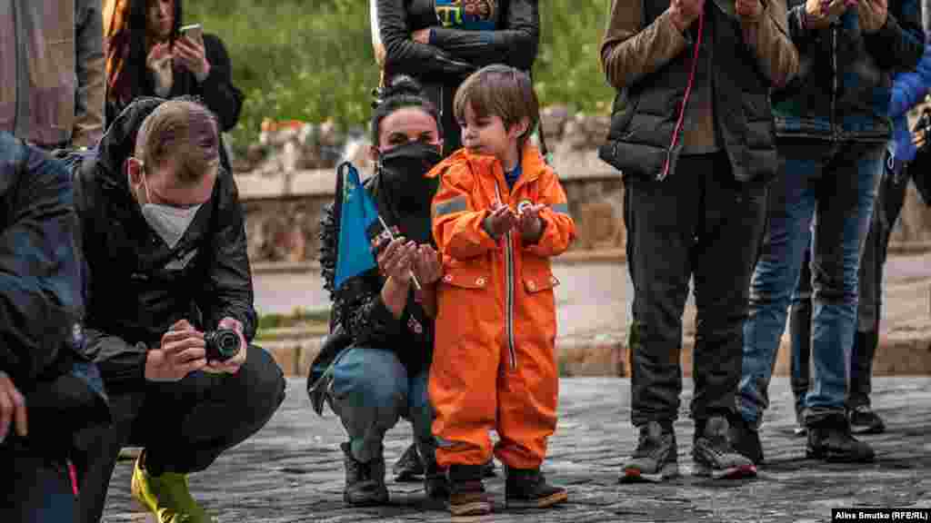 Ukrain yırcısı Jamala büyük oğlunen