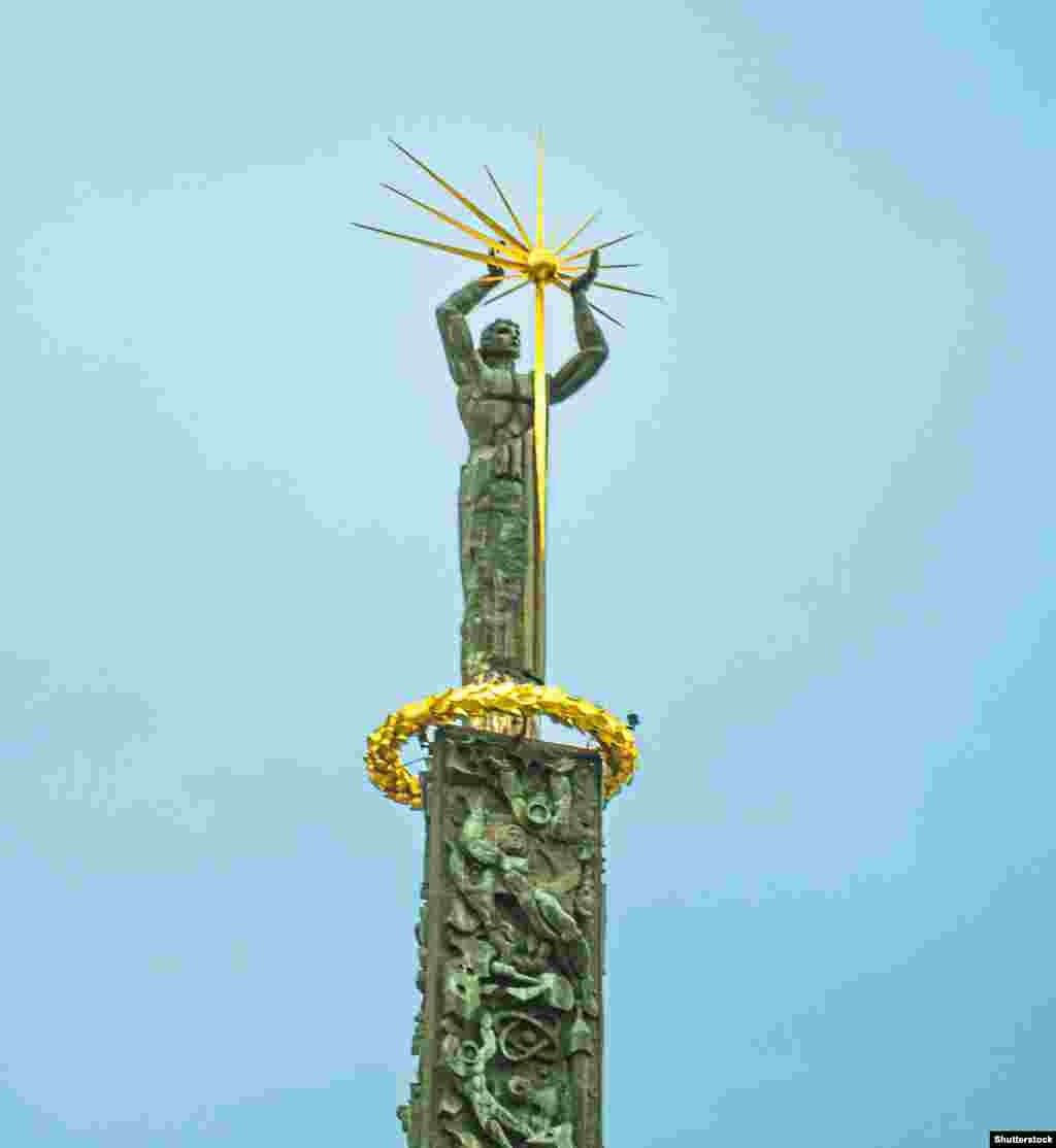 სტელა „ადამიანი და მზე“ თბილისის აეროპორტის მახლობლად (1980 წ.)