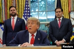 Президент США Дональд Трамп, державний секретар Марко Рубіо (ліворуч) і віцепрезидент Джей Ді Венс (праворуч) у Білому домі