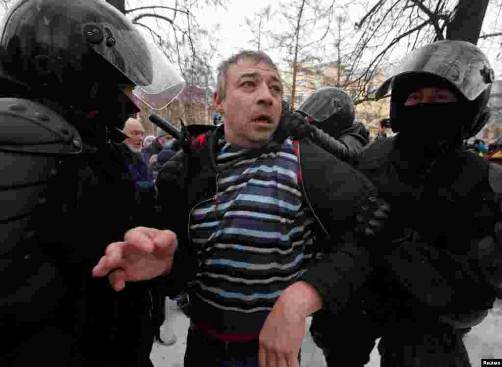 Кремлдин айланасына темир тосмолор орнотулду. Моховая көчөсүндө, Манежная аянтында, Театральныйда тосмолорду Ички иштер министрлигинин жана Росвардиянын кызматкерлери кайтарып турушат.