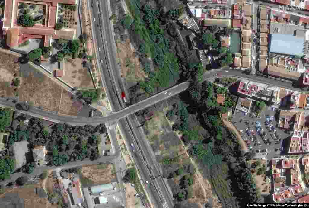 Imagine din satelit înainte de inundație. Carrer De Gomez Ferrer, Valencia, Spania - 18 octombrie 2024. Imaginea din dreapta arată urmările inundației, în aceeași locație, la 31 octombrie 2024. &nbsp;