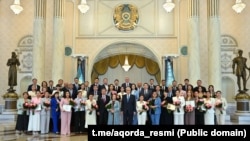 Президент Казахстана Касым-Жомарт Токаев (в центре) с участниками церемонии награждения работников СМИ. Акорда, 24 июня 2025 года