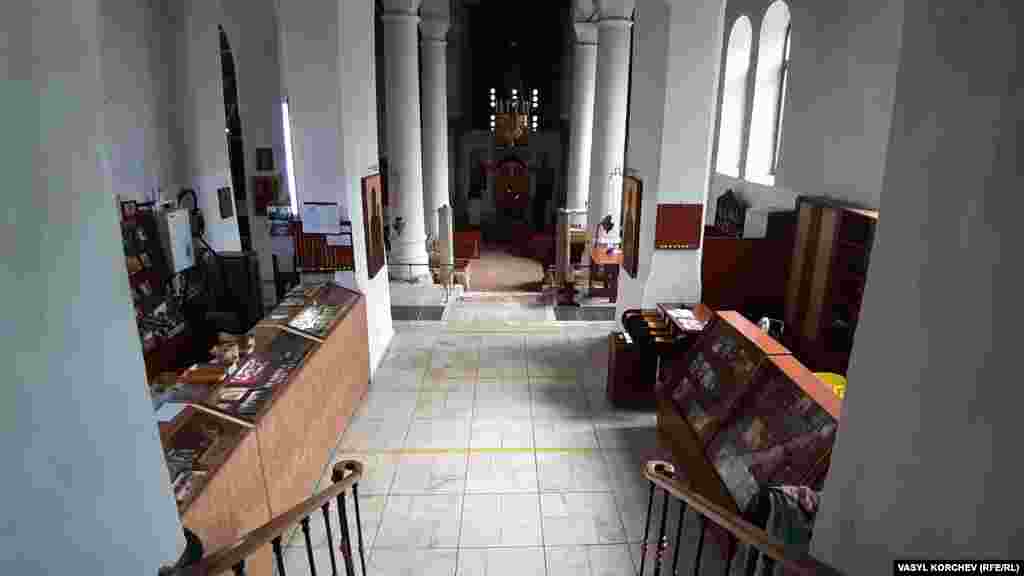 Аби потрапити до храму Іоанна Предтечі, доведеться спуститися сходами. Відвідувачам відкривається внутрішня частина церкви з масивними колонами. Зліва &ndash; зала, де проходять церковні служби. А якщо пройти прямо, то можна побачити, що добре збереглися кам'яні стіни, високі зводи і купол старовинної споруди