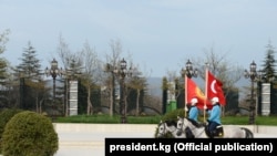 Президент Сооронбай Жээнбековдун Түркиядагы расмий сапарынан тартылган сүрөт. President.kg сайтынан алынды. 