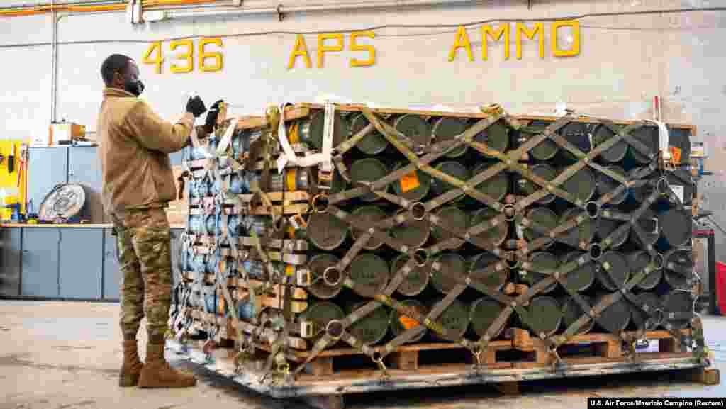 Një ushtar amerikan përgatit pakot me ndihma ushtarake që u nisën nga Shtetet e Bashkuara për në Ukrainë. Ambasada amerikane në Kiev njoftoi më 22 janar se rreth 90 tonë me ndihmë vdekjeprurëse ushtarake arritën në Ukrainë nga SHBA-ja.