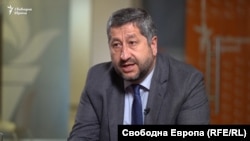 Христо Иванов в студиото на Свободна Европа. Снимката е илюстративна.