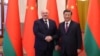 Președintele Belarusului, Alexander Lukașenko, dă mâna cu președintele Chinei, Xi Jinping, în timpul unei întâlniri la Beijing, în China, 1 martie 2023.