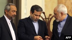 عباس عراقچی (وسط)