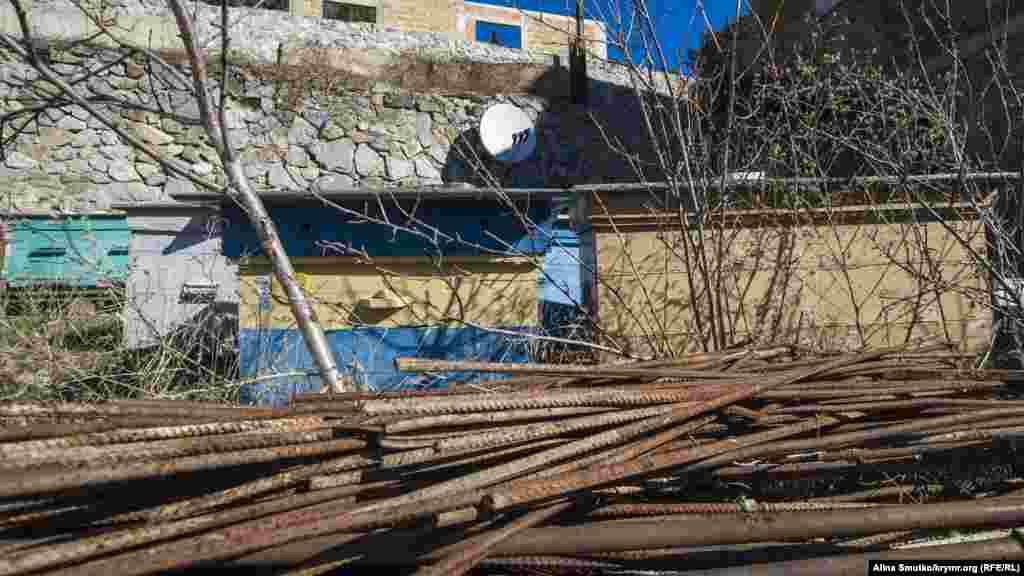 Вулики на задньому дворі Куку. За розповідями Мер'єм, у день обшуку Емір-Усеїну довелося в наручниках відкривати кожного з них для огляду