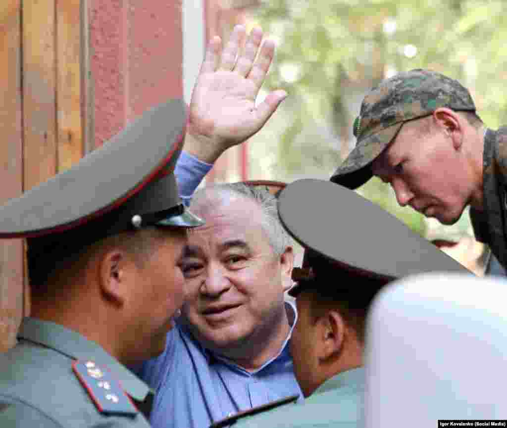 2017-жылдын 16-августунда Бишкектин Биринчи Май райондук сотунда "Ата Мекен" партиясынын лидери Өмүрбек Текебаев менен экс-министр Дүйшөнкул Чотоновдун өкүмү угузулду. Судья Айбек Эрнис уулу Текебаевге да, Чотоновго да сегиз жылдан чегерилди. Прокуратуранын алардын үй-мүлкүн мамлекетке чегерип, жаза мөөнөтүн өтөп бүткөндөн кийин үч жыл мамлекеттик кызматка иштебесин деген да өтүнүчү канааттандырылды.