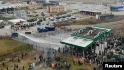 Situația de la granița polonezo-belarusă a escaladat marți când forțele poloneze au reacționat cu tunurile de apă.