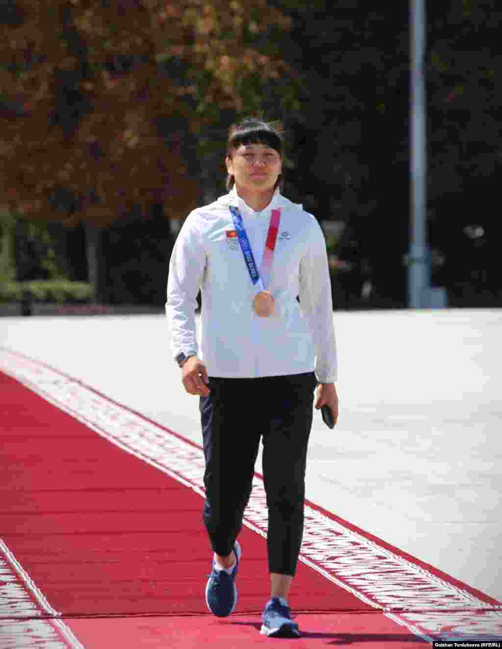 Токио Олимп оюндарында кыз-келиндер күрөшүнөн коло байге уткан Мээрим Жуманазарова эл алдына чыгып келет жатат.&nbsp;