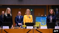 Az Európai Unió külügyi és biztonságpolitikai főképviselője, Kaja Kallas egyperces csenddel emlékezik Ukrajna orosz inváziójának harmadik évfordulójára az EU külügyi tanácsának ülése előtt az EU brüsszeli központjában 2025. február 24-én