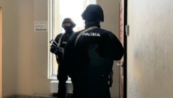 Полицейский спецназ у дверей редакции Orda.kz, внутри которой проходит обыск после возбуждения дела в отношении главреда издания Гульнары Бажкеновой по статье «Распространение заведомо ложной информации»