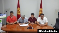 Слева направо: Бакыт Торобаев, Адахан Мадумаров, Ахматбек Келдибеков и Камчыбек Ташиев. 