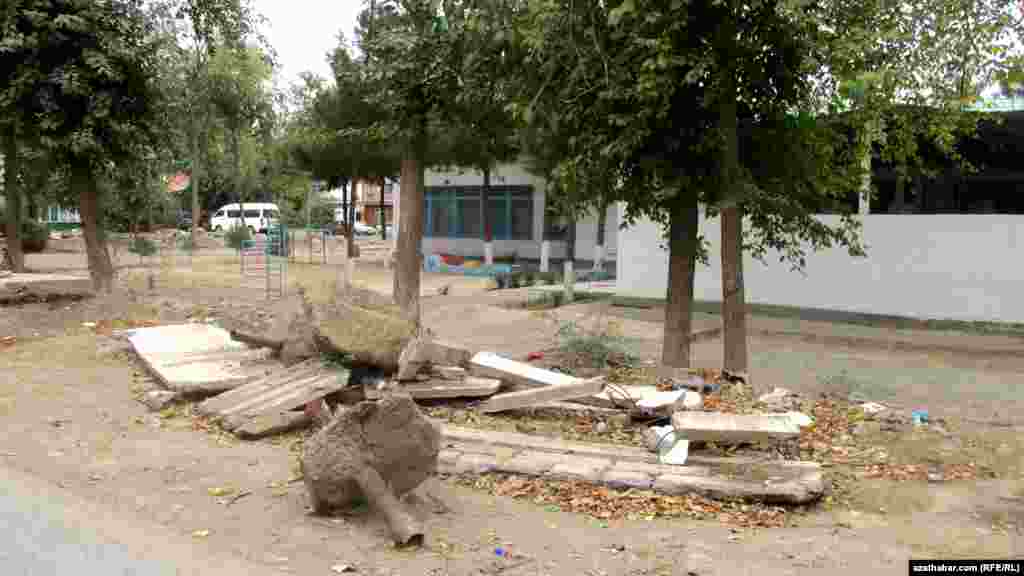 Aşgabadyň 76-njy çagalar bagynyň haýatlarynyň mundan 9 aý çemesi ozal sökülendigi habar berilýär.