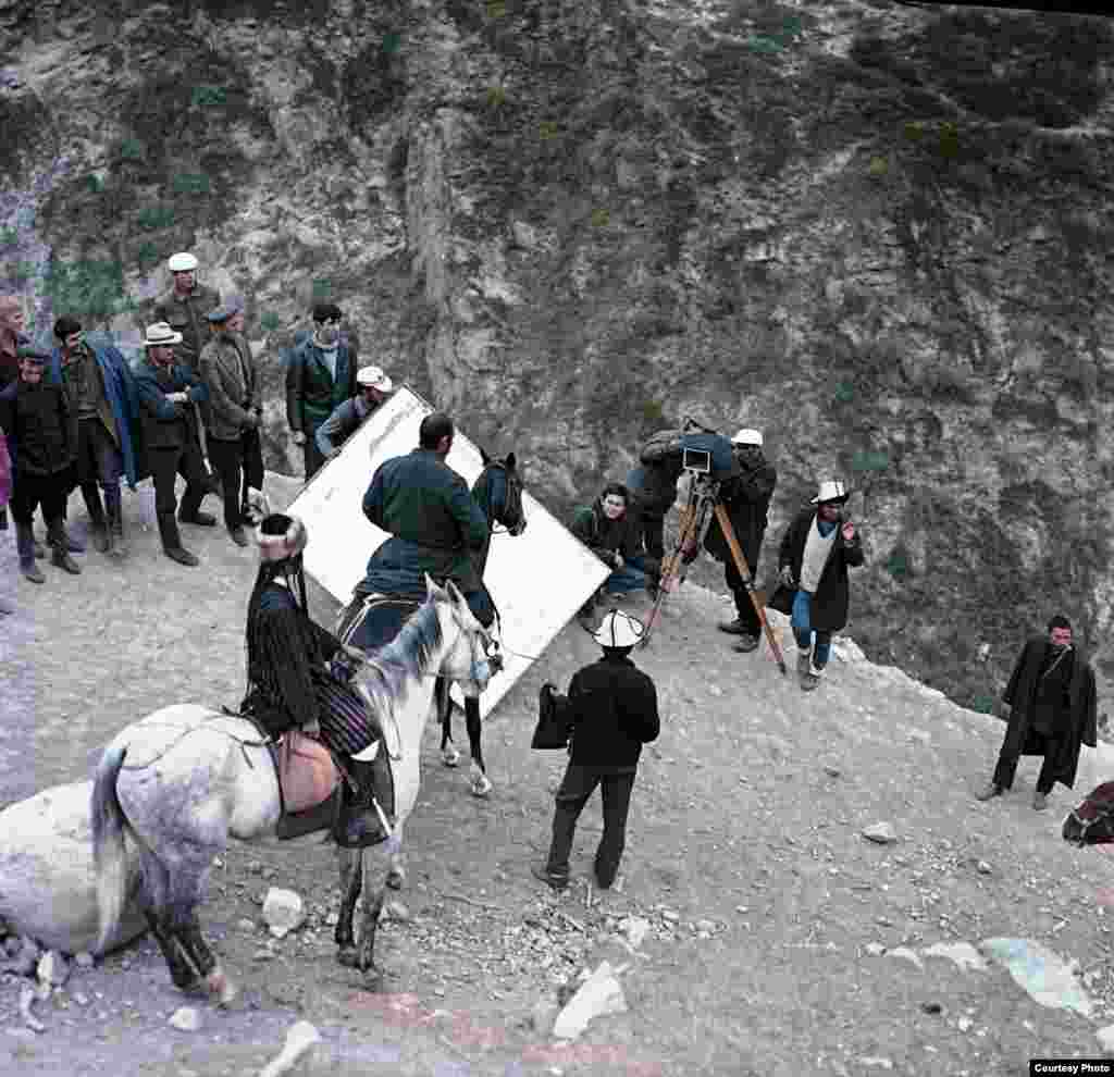 Актер "Жалаң эр-азаматтар" тасмасына тартылып жаткан учурда аскадан буту тайып кулап кетип, бөйрөгү жабыркаганы айтылып жүрөт. &nbsp;&nbsp;