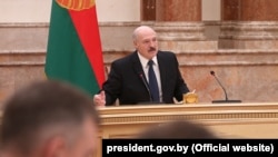 Аляксандар Лукашэнка падчас нарады аб «першачарговых мерах у забеспячэньню ўстойлівай працы эканомікі і сацыяльнай сфэры ва ўмовах сусьветнай эпідэміялягічнай сытуацыі». Менск, 23 красавіка 2020 году