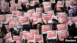 People take part in a rally calling for expelling South Korean President Yoon Suk Yeol in Seoul
