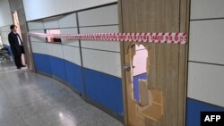 Ușă spartă de soldații din trupele speciale când au încercat să ia cu asalt încăperile Parlamentului. Deputații le-au blocat înaintarea cu canapele și cu extinctoare, relatează AFP.