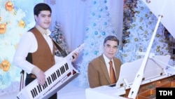 Президент Туркменистана Гурбангулы Бердымухамедов с внуком Керимгулы 