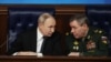 Președintele rus Vladimir Putin și șeful Statului Major General, Valeri Gherasimov, la o reuniune a Ministerului Apărării rus, la Moscova, pe 17 decembrie 2025.