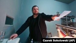 Рафал Гавал в офиса си в Полша през 2017 г., непосредствено след поредния обиск