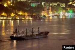 Nava cargo Aroyat, încărcată cu cereale ucrainene, trece prin strâmtoarea Bosfor în apropiere de Istanbul, Turcia (fotografie de arhivă).