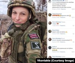 VK-ზე 2025 წლის 30 აპრილს გამოქვეყნებულ ამ ფოტოზე, ოლგა შილიაევა, სმირნოვასთან ერთად მომუშავე ერთ-ერთი პირი, ნაჩვენებია უკრაინაში განაწილების შემდეგ.