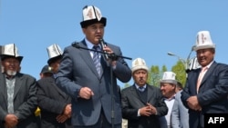 Камчыбек Ташиев оппозициянын Жалал-Абаддагы митингинде. 10-апрель, 2012.